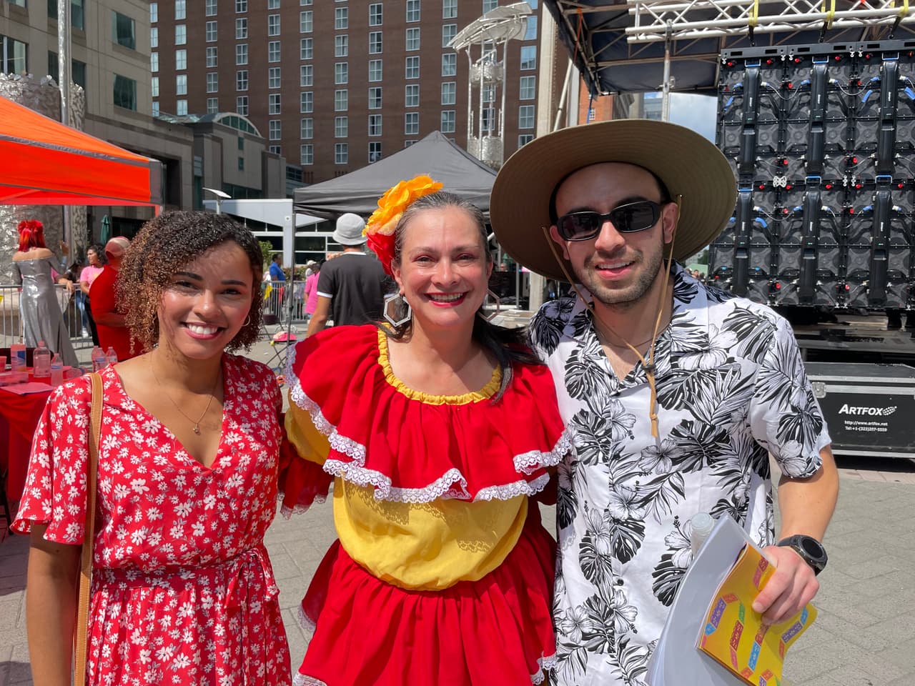 Así que también tendrás la oportunidad de conocer a los periodistas de la estación en el evento.