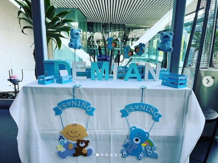 <b>"Demián"</b>, se leyó en la mesa que anunciaba el nombre del bebé ante la mirada de las invitadas. "¡Te esperamos con alegría, bebito!", escribió la actriz en la galería que compartió. 
<br>