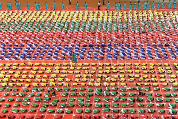 Vista aérea de las preparaciones donde se ve el colorido creado por los participantes.