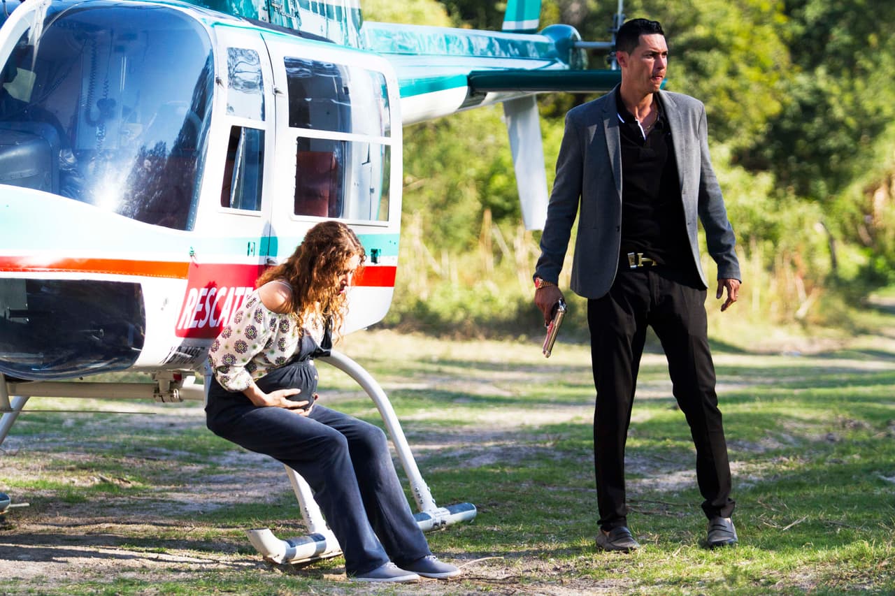 Yolanda le rogó a John para ayudar a una mujer embarazada que viajaba con ellos. Ante las súplicas, John aceptó llevarla a un hospital.