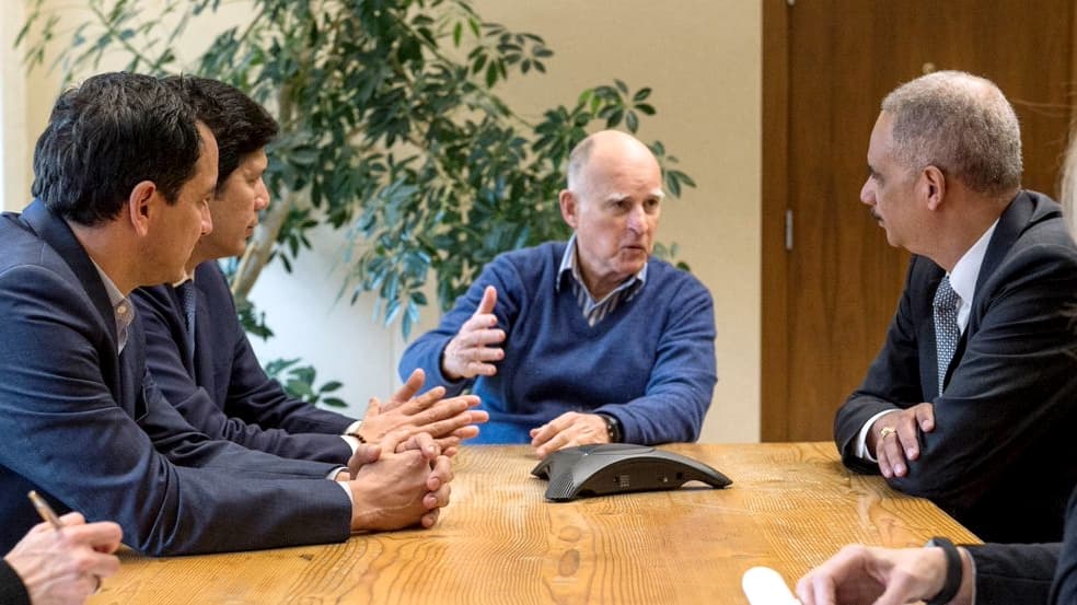 Eric Holder llega a California para iniciar la defensa contra políticas de Donald Trump