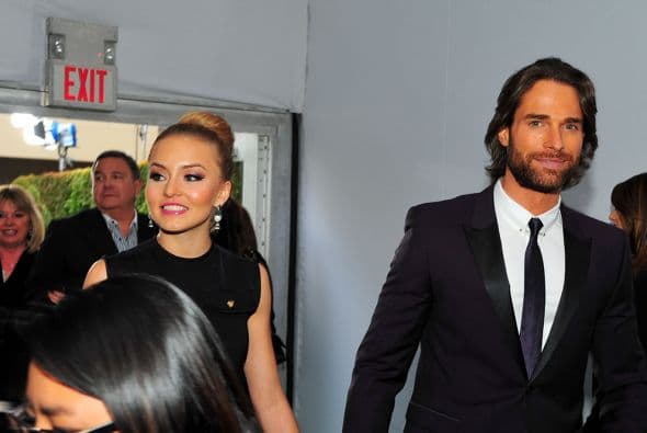 La pareja del momento está disfrutando de su amor por todo lo alto en Latin GRAMMY. Aquí te traemos su historia de amor.