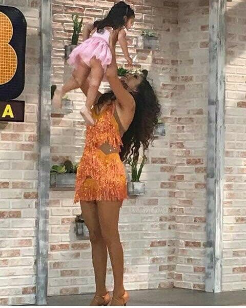 ¡Qué mejor manera de combatir los nervios que jugando con su hija!