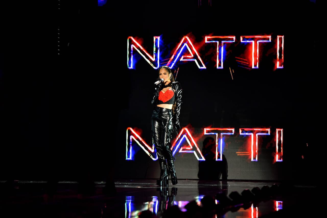 En la noche también tuvimos invitados musicales y una de ellas fue
<b>Natti Natasha</b>, quien utilizó un conjunto negro con un corazón rojo en la parte del pecho, creado con rosas.