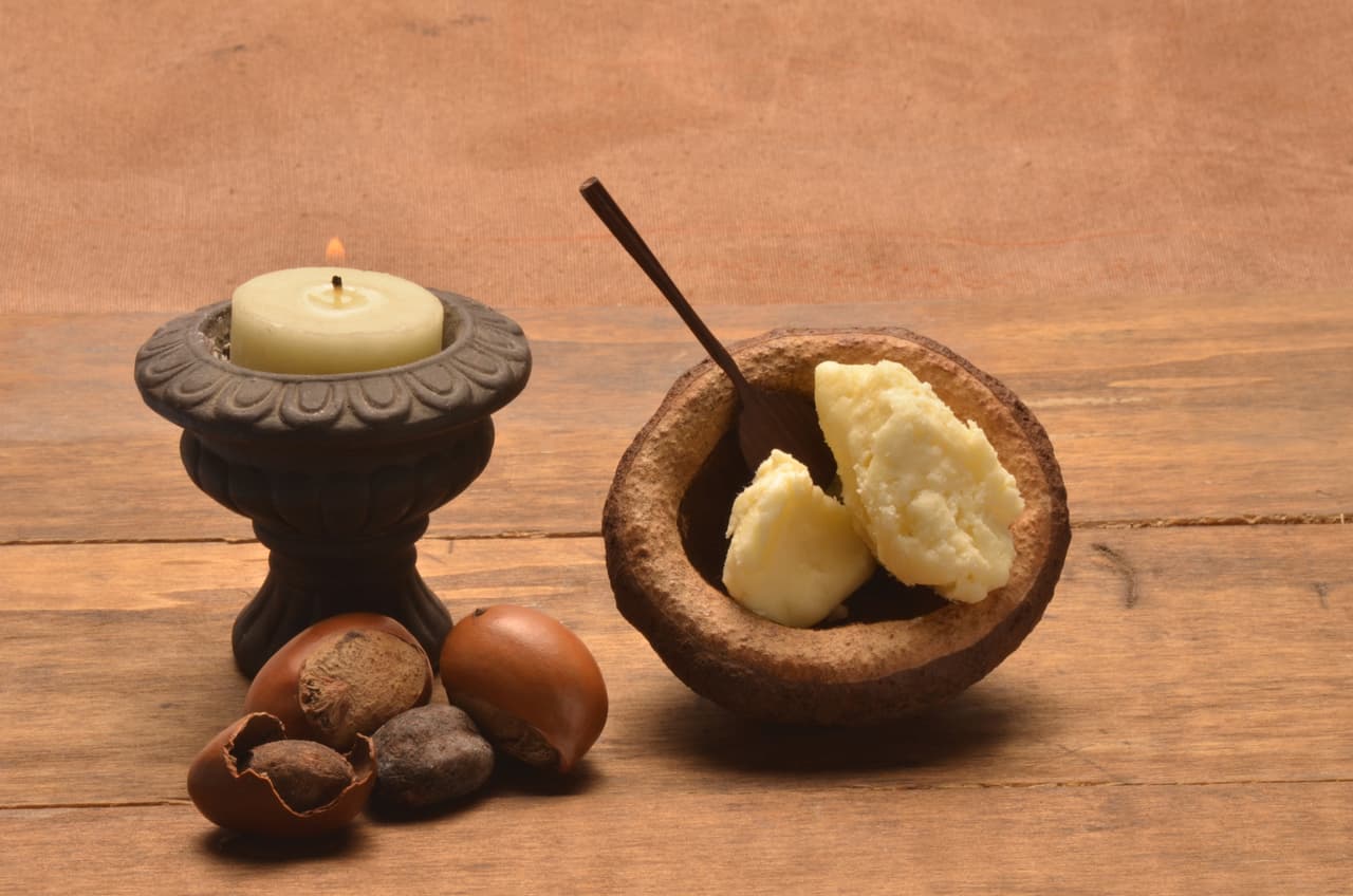 <h3>2. Karité</h3> Nefertiti atribuía su legendaria belleza a la manteca que se obtiene de la almendra de este árbol originario del África Occidental. La oferta de productos que hoy en día contienen este componente natural confirman que la reina egipcia no mentía. 
<br>