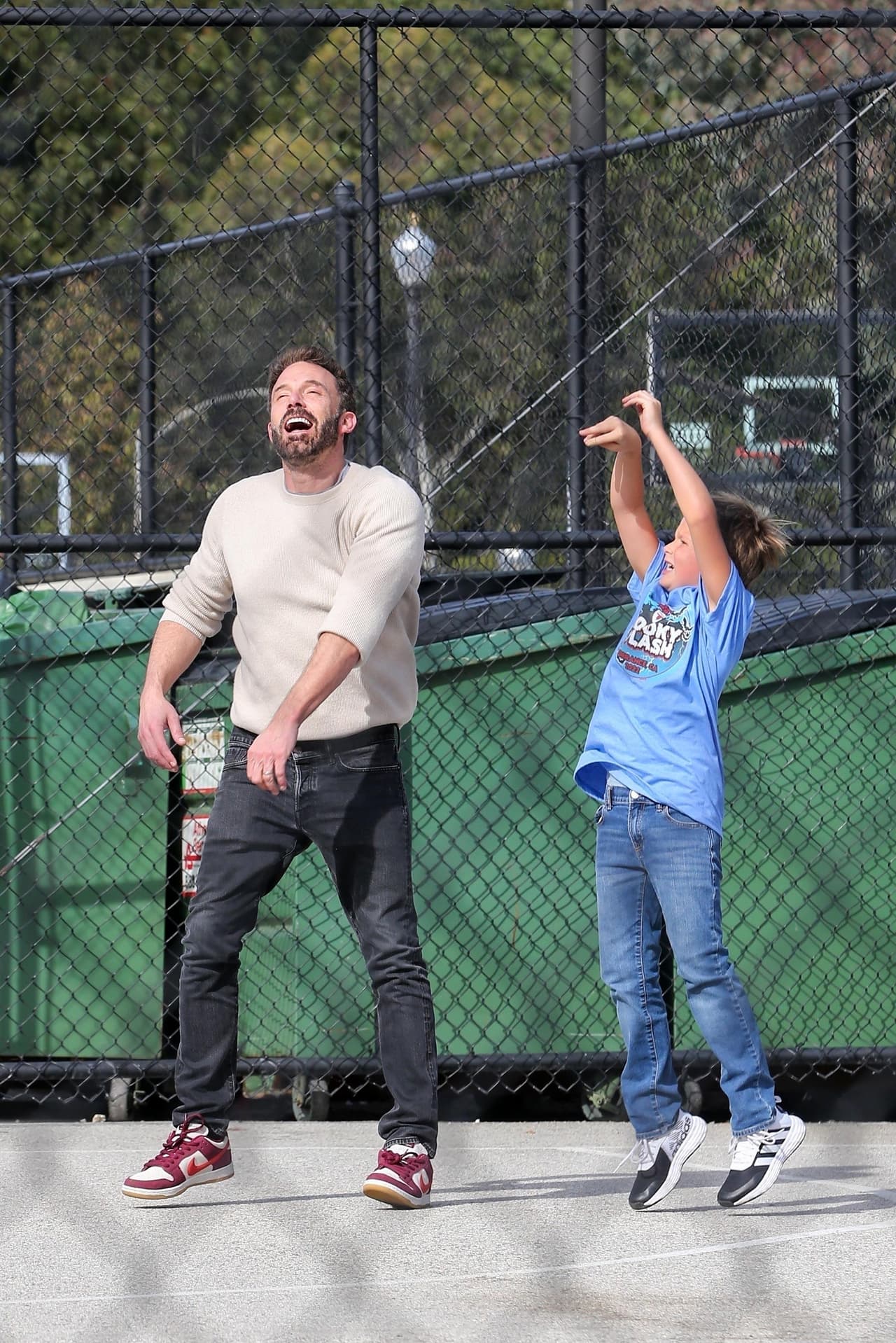 A los chicos se les captó solos y
<b><a href="https://www.univision.com/famosos/hijos-de-ben-affleck-y-jennifer-garner-fotos" target="_blank">sin la presencia de Seraphina (13) o Violet (16)</a></b>, las hijas mayores del actor.
<br>