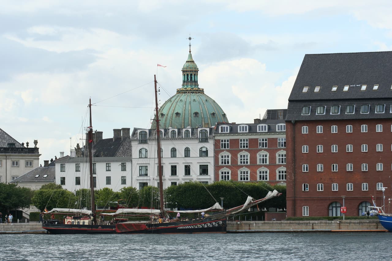 Palacio de Amalienborg 
<br> La monarca Margarita II de Dinamarca pasa casi todo su tiempo en esta construcción en Copenhague, pues trabaja y vive ahí durante los tiempos invernales. Cuatro palacios lo componen; a dos de ellos se permite el acceso al público.