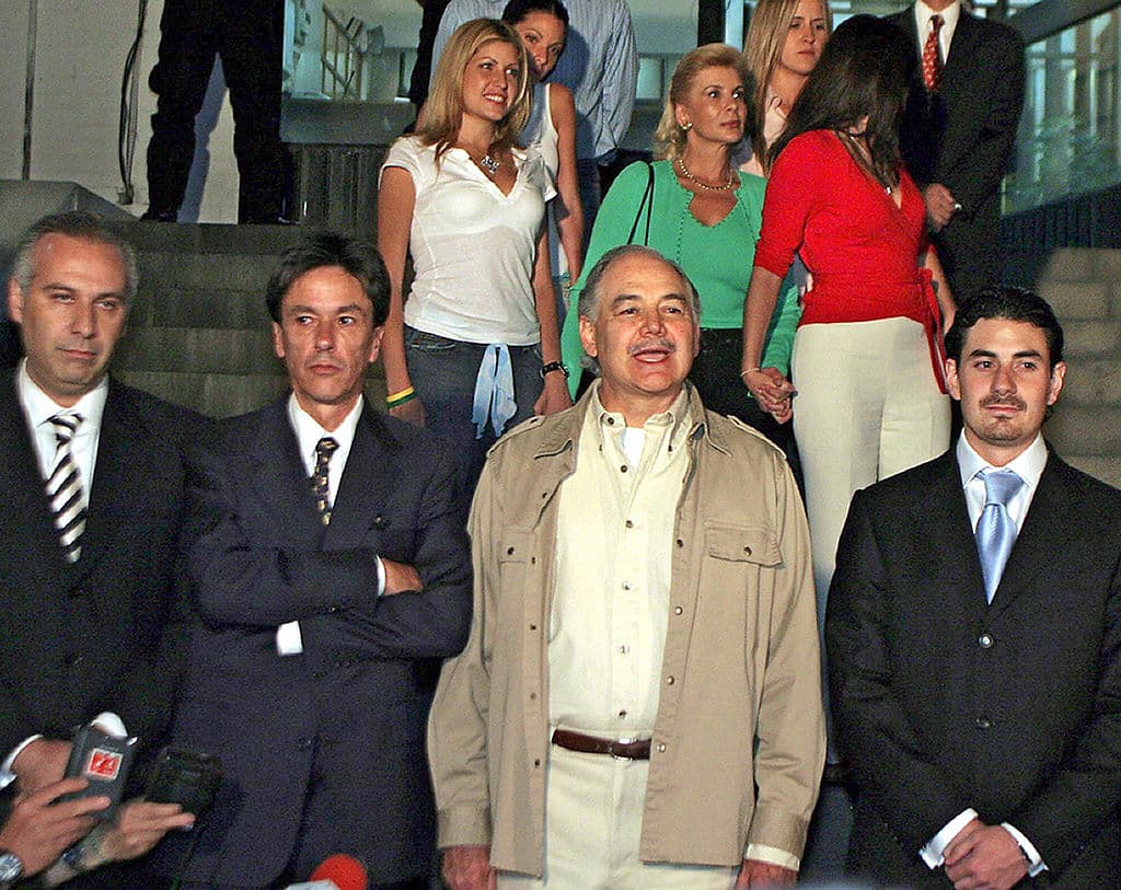 <b>Raúl Salinas de Gortari, (el segundo desde la derecha): </b>Fue bautizado como 'El hermano incómodo' por la prensa, en referencia a su relación con el expresidente Carlos Salinas de Gortari. Muchos señalan a Raúl como nexo entre su hermano y el narcotráfico o el crimen organizado, y fue acusado de enriquecimiento ilícito, pero el verdadero escándalo que lo llevó a prisión fue el asesinato de su cuñado, José Francisco Ruiz Massieu. Por tales acusaciones, Raúl fue recluido en el Penal del Altiplano, que justamente había sido inaugurado por su hermano. Salió libre en 2005.