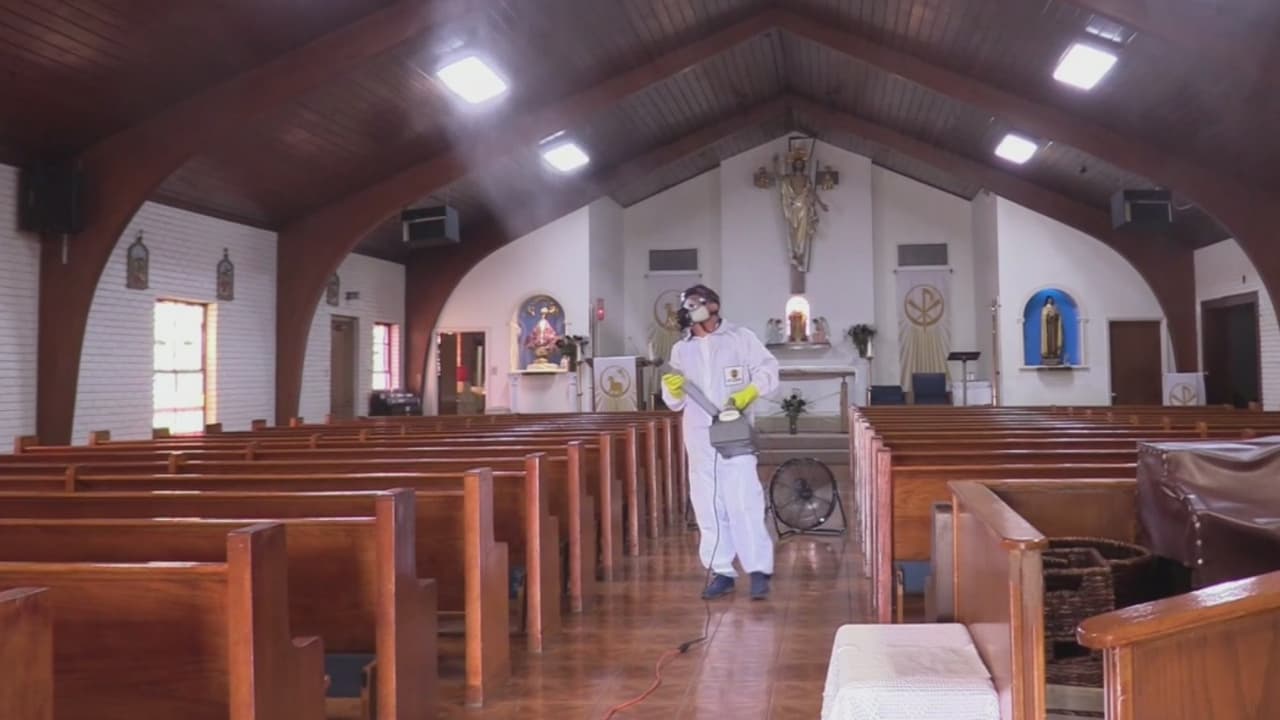 Iglesias de Dallas son desinfectadas para su reapertura a los feligreses durante la pandemia del coronavirus