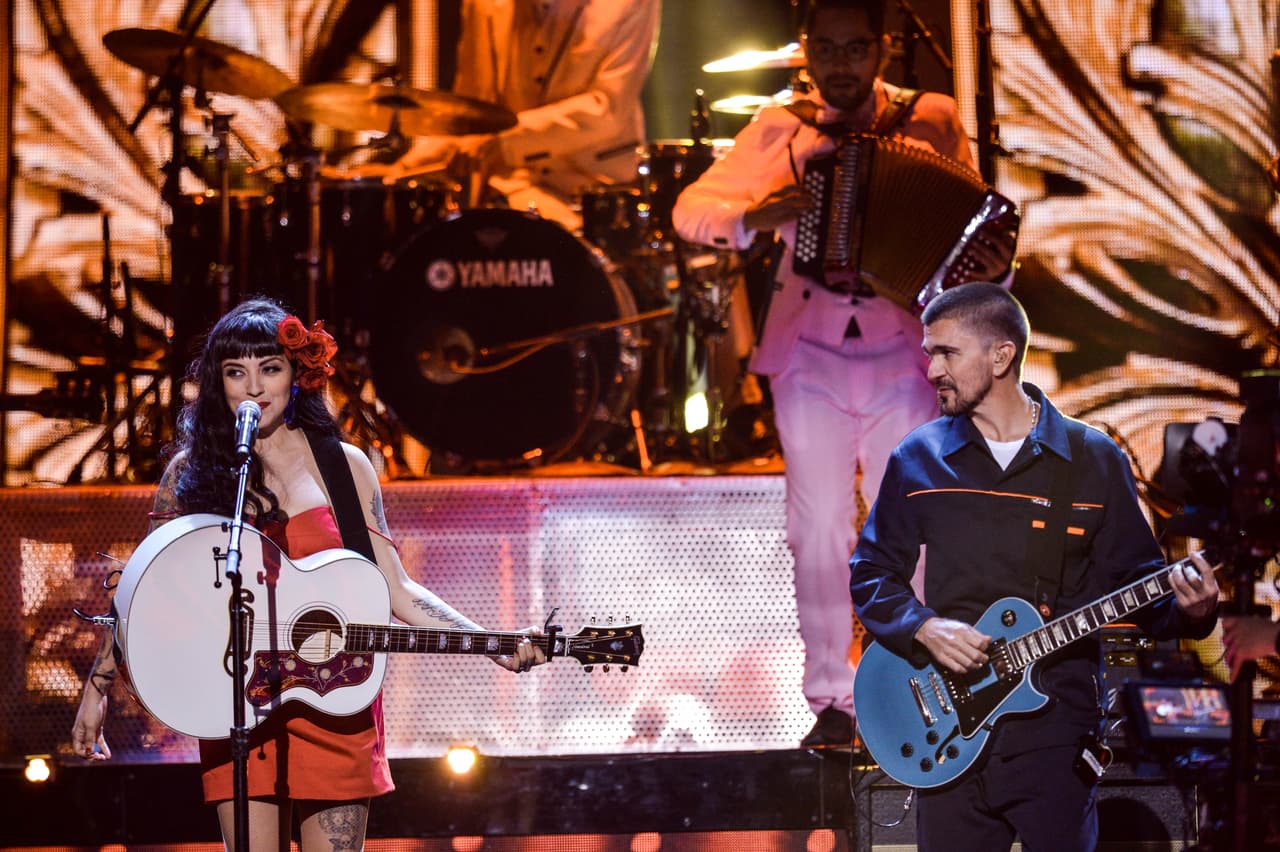 Para poner el toque melancólico a la velada llegaron Mon Laferte y Juanes.