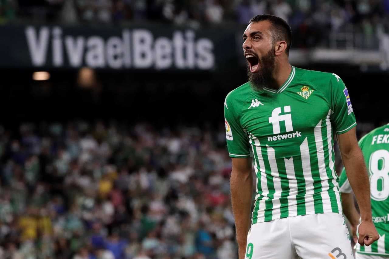 Real Betis golea al Valencia 4-1 durante la Jornada 11 en La Liga. Borja Iglesias, con doblete, ya ponía encima a los béticos en el marcador, pero Gabriel Paulista ya anotaba uno a favor de los Chés y, al final, German Pezzella y Juanmi Jiménez se encargaron de alargar la diferencia y quedarse con la victoria. Guardado ingresó al 63'.