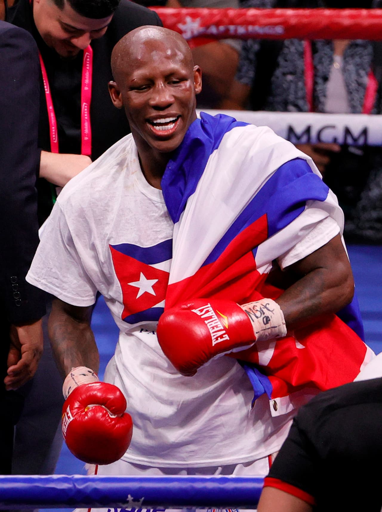 En la pelea estelar, Yordenis Ugás derrotó por decisión unánime a un Manny Pacquiao que sacó a relucir sus más de cuatro décadas, ya que se mostró lento y sin muchos reflejos.