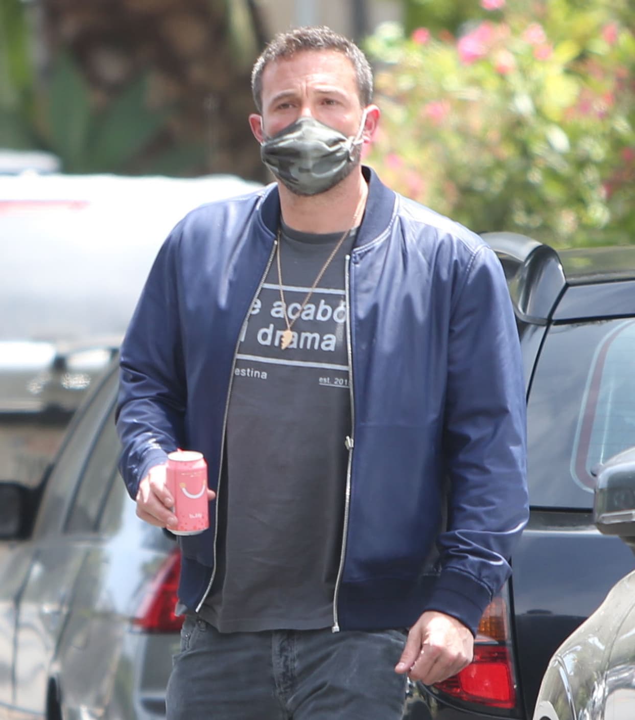 <b><a href="https://www.univision.com/shows/primer-impacto/estas-fotos-confirman-el-romance-entre-ben-affleck-y-ana-de-armas-video">Ben Affleck y Ana de Armas</a></b> fueron captados usando un dije de corazón partido a la mitad y cada uno porta en el cuello una parte.
<br>