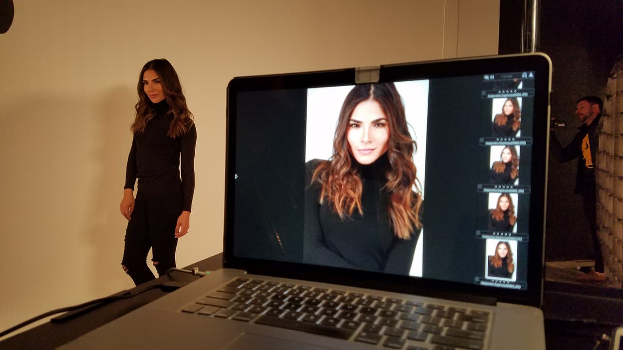 <b><a href="http://www.univision.com/shows/la-reina-de-la-cancion/las-mejores-fotos-de-los-looks-de-alejandra-espinoza-en-la-reina-de-la-cancion-fotos" target="_blank">Alejandra </a></b>llegó con 
<b><a href="http://www.univision.com/shows/la-reina-de-la-cancion/lo-sentimos-alejandra-matteo-y-su-papi-son-dos-gotas-de-agua-fotos" target="_blank">Matteo</a></b> a su primera sesión de fotos desde que vive en Los Ángeles y busca abrirse camino en la actuación. Desde lo natural hasta lo glamoroso, Alejandra jugó con varios estilos para abarcar todo tipo de personajes y llamar la atención de los productores. 
<b><a href="http://www.univision.com/shows/la-reina-de-la-cancion/capitulo-4-alejandra-la-de-tijuana-en-la-los-americanos-la-prefieren-al-natural-para-ellos-mas-es-menos-video" target="_blank">MIRA EL VIDEO</a></b>.