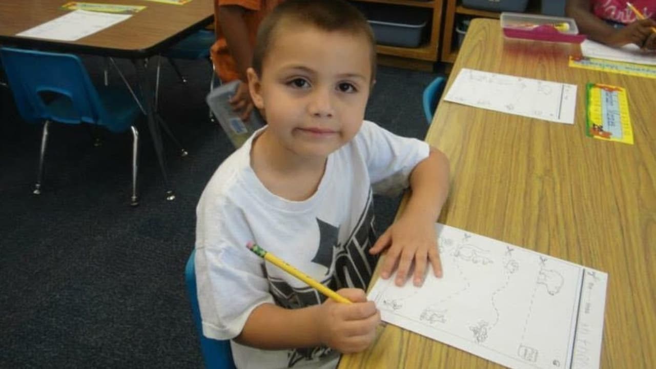 <b>Anthony Avalos, de 10 años</b>
<br>
<br>Anthony, de 10 años, 
<b>falleció el 20 de junio de 2018 tras sufrir abuso físico aparentemente de su propia madre y el novio de ella</b>, quienes enfrentan cargos que los harían elegibles a la pena de muerte. Según los fiscales, 
<a href="https://www.univision.com/noticias/juicios/cuando-anthony-no-desperto-le-echo-agua-fria-nuevos-detalles-de-la-muerte-del-nino-de-10-anos-a-manos-de-su-madre-y-el-novio">la pareja trató al niño como si fuese un prisionero</a>: pegándole con un cinturón, azotándolo contra la pared, dejándole caer sobre su cabeza, obligándolo a arrodillarse en arroz y negándole comida.
<br>