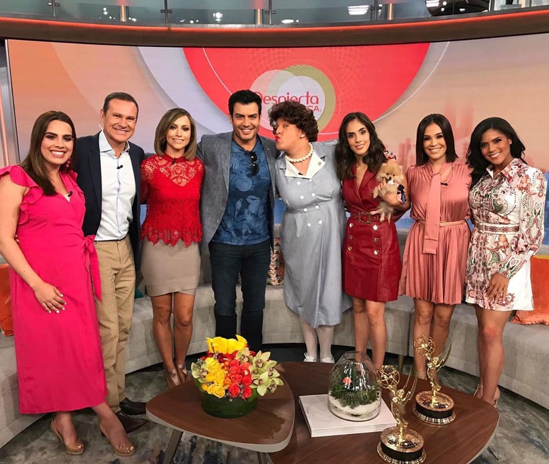 La coqueta mascota tiene mucha suerte, ya que de ahora en adelante posará en los brazos de las más grandes estrellas del espectáculo, como en esta ocasión que los protagonistas de La Usurpadora la consintieron.