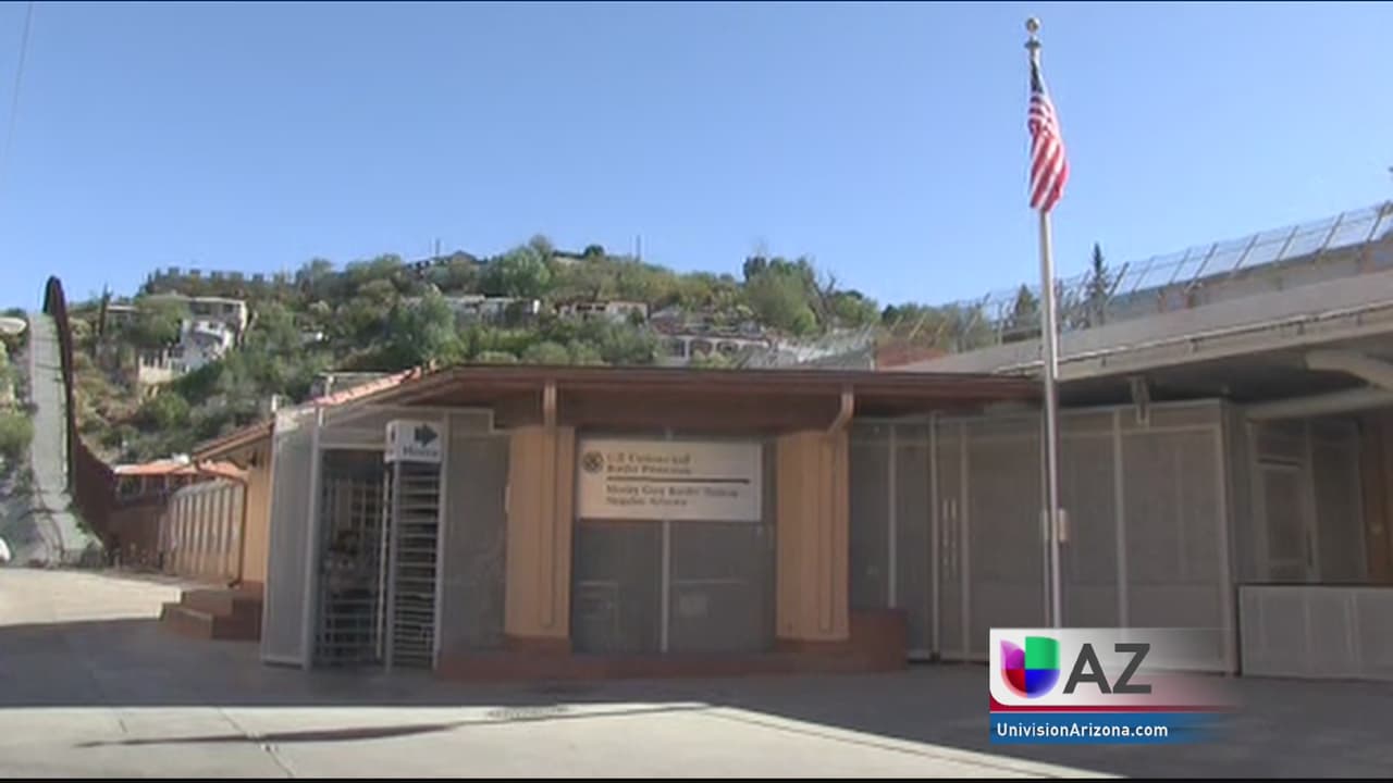 Joven hispana demanda a gobierno de EEUU por revisión corporal inhumana