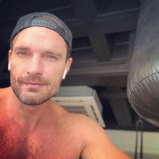 Julián Gil aprovechó sus redes sociales para mostrar a sus seguidores que ya encontró su media naranja.