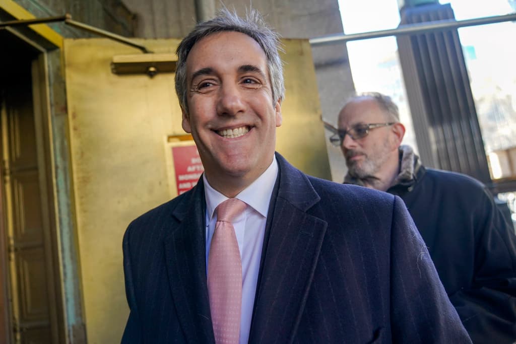 El exabogado y mediador de Donald Trump, Michael Cohen, sonríe cuando llega para un segundo día de testimonio ante un gran jurado el 15 de marzo de 2023 en Nueva York.