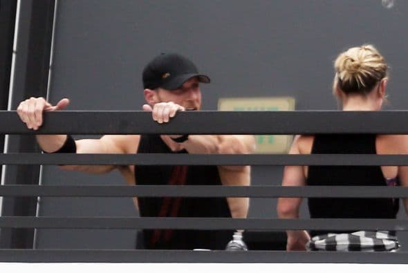 Hilary no respondió al coqueteo de su compañerito.