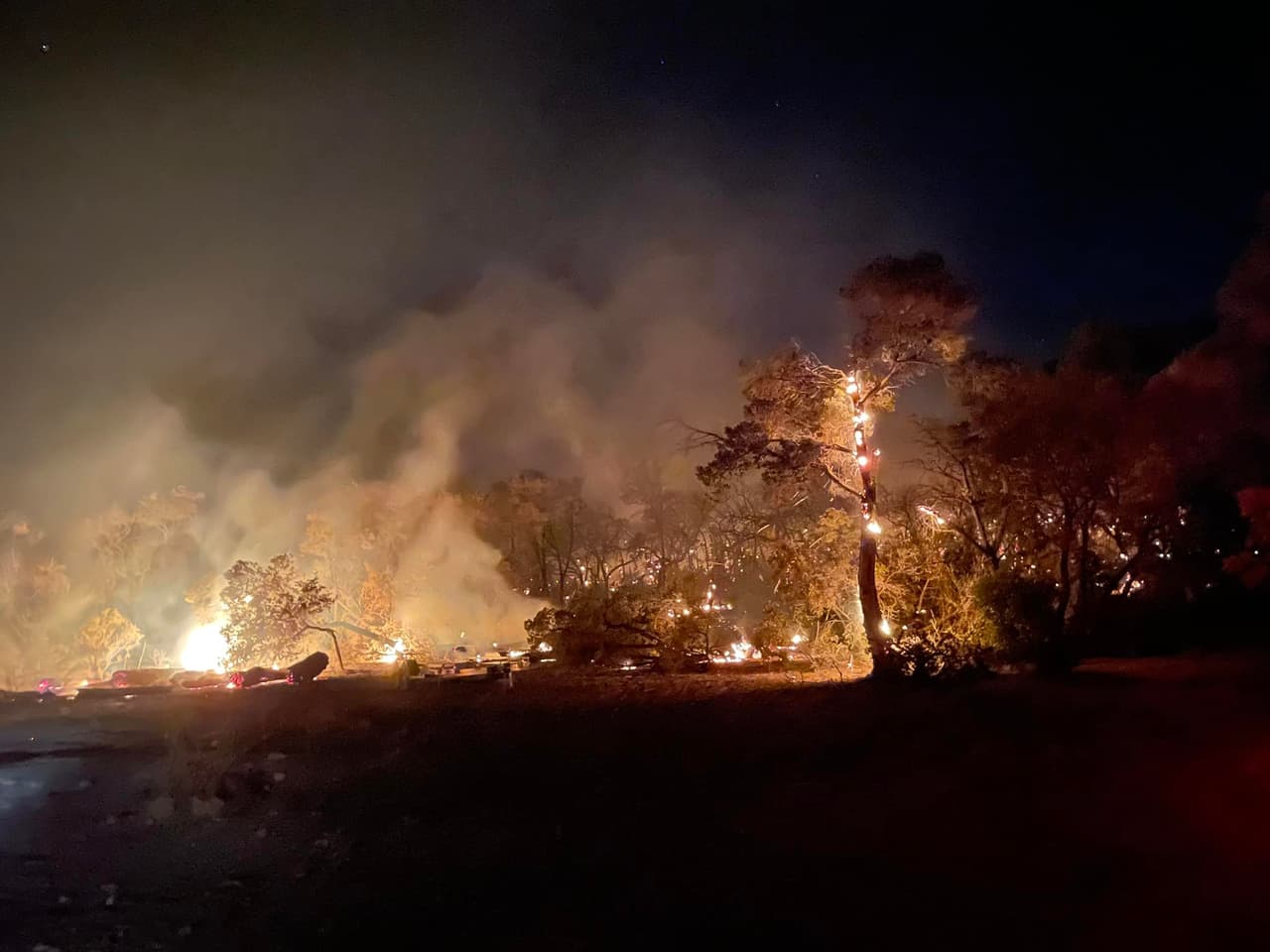 Incendio forestal en Wimberley provoca desalojos y consume 35 acres