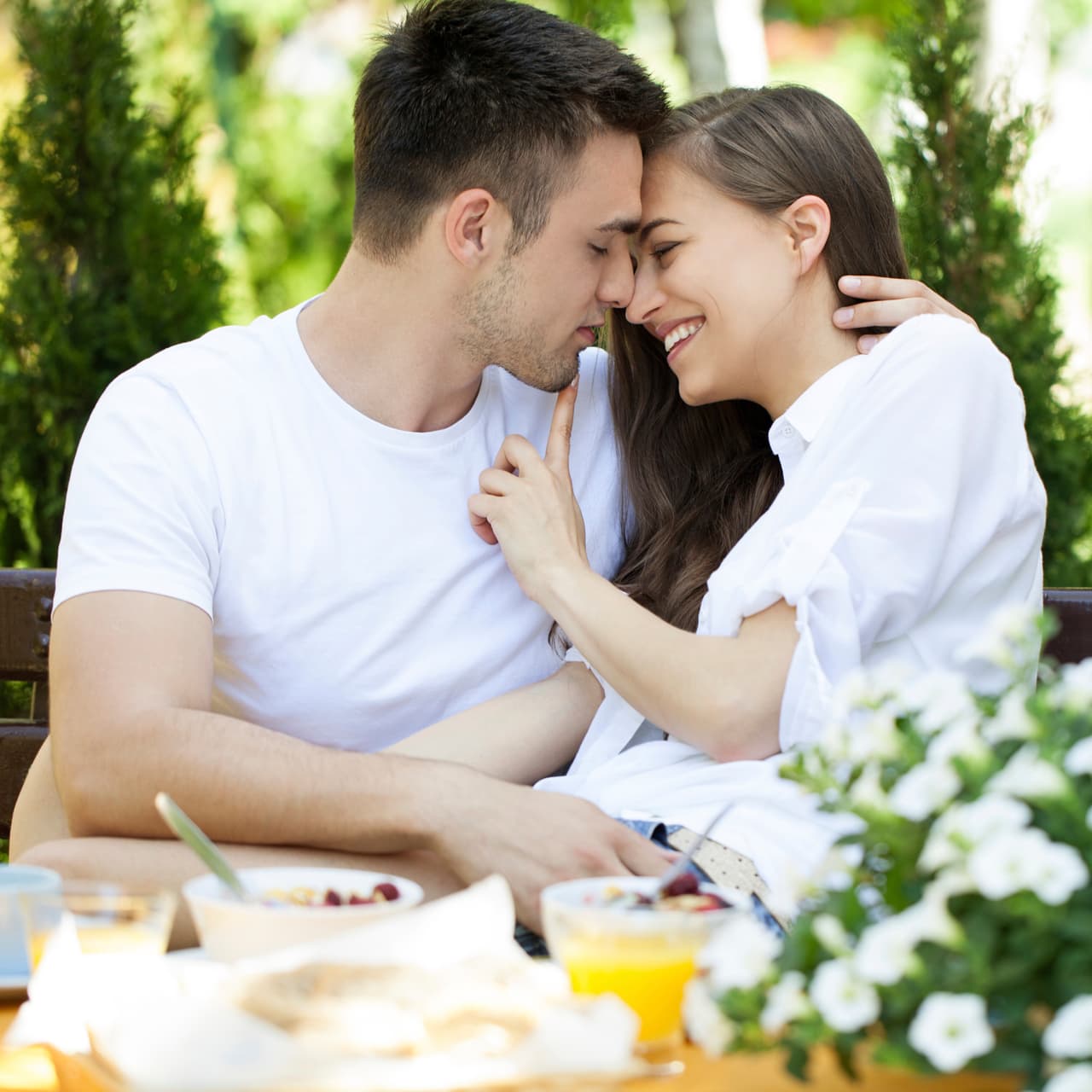 Las ondas vibratorias que te envuelven son altamente favorables y te inundan con un sentimiento positivo ideal para gozar plenamente el amor y el comienzo de un compromiso estable.