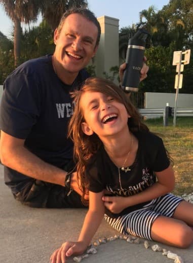 Reír con papá es otro de sus pasatiempos favoritos.