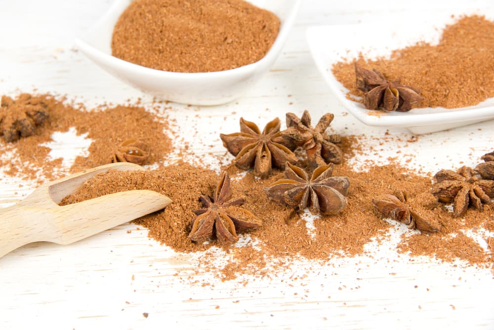 Agrega enseguida el anís y las hojas de laurel al botecito o recipiente, sobre las monedas.