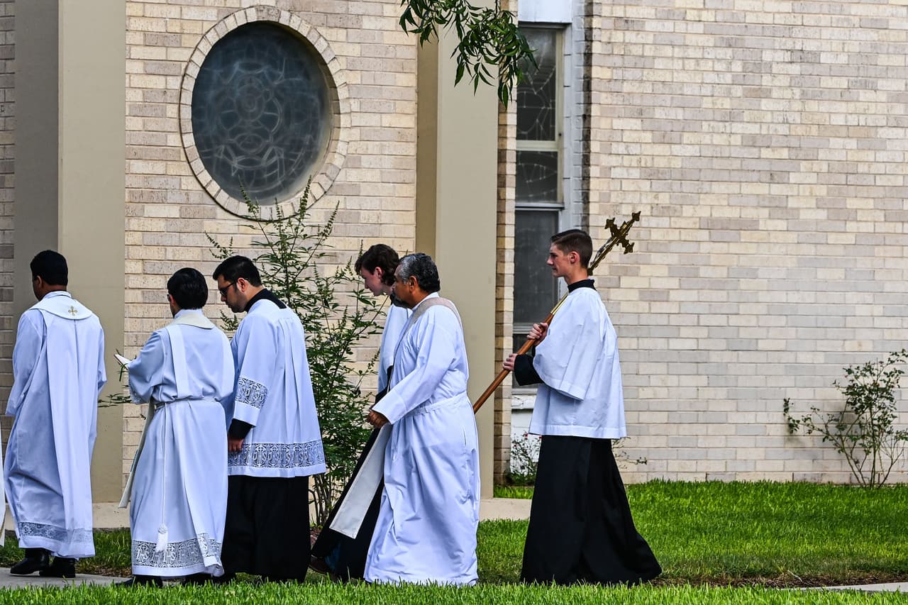 Sacerdotes llegan a la iglesia.
<b>Poco después de conocerse, Irma y José se casaron en Uvalde el 28 de junio de 1997.</b>
<br>
<br>