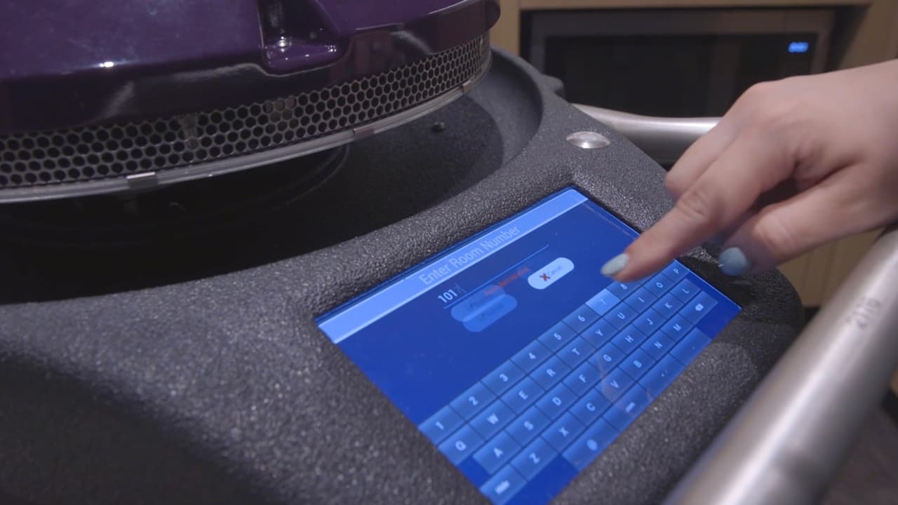 El robot desinfecta en ciclos de cinco minutos, puede usarse en cualquier área y debido a sus buenos resultados, el hotel de Houston decidió contratarlo para prevenir el coronavirus.