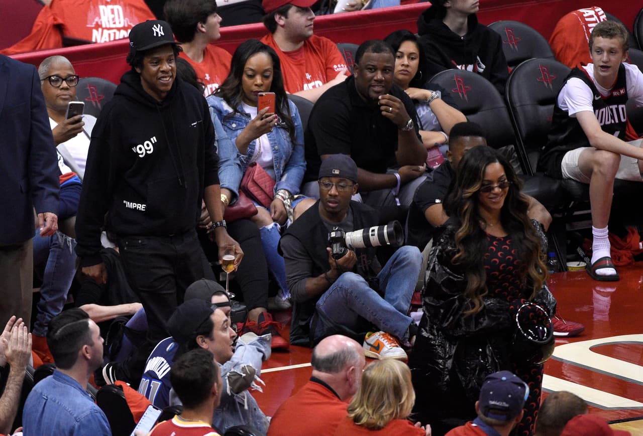 Los cantantes Jay-Z (izquierda) y Beyonce (derecha) tampoco se querían perder el juego 6 de la Semifinal de la Conferencia Oeste en el Toyota Center de Houston.