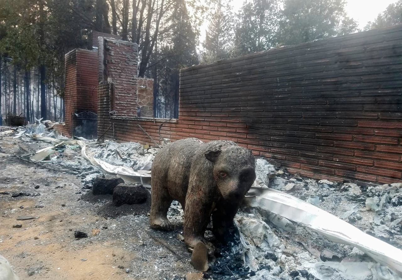 Una granja destrozada por uno de los incendios en McKenzie Bridge, Oregon. Sandra Spelliscy, funcionaria de Talent, dijo que en grandes zonas de su comunidad solo se ven "ruinas" humeantes. "Hay numerosos vecindarios donde no quedaron estructuras en pie".