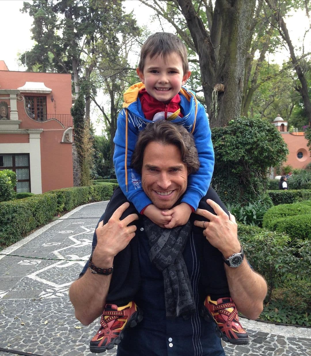 La primera vez que el galán de las telenovelas dejó ver la cara de Santi fue con esta foto en la que aparece sobre sus hombros hace unos años.