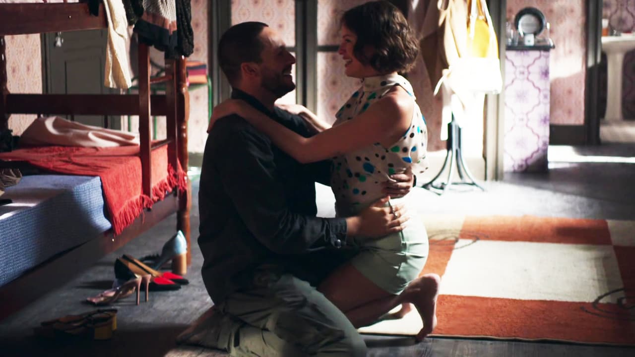 Pese a las trampas en las que cayó por su culpa, Teo no dejó de amar a Josiane, y al verla desesperada por su situación financiera, le pidió que viviera con él y que se casaran. Ante la petición, ella reaccionó emocionada.