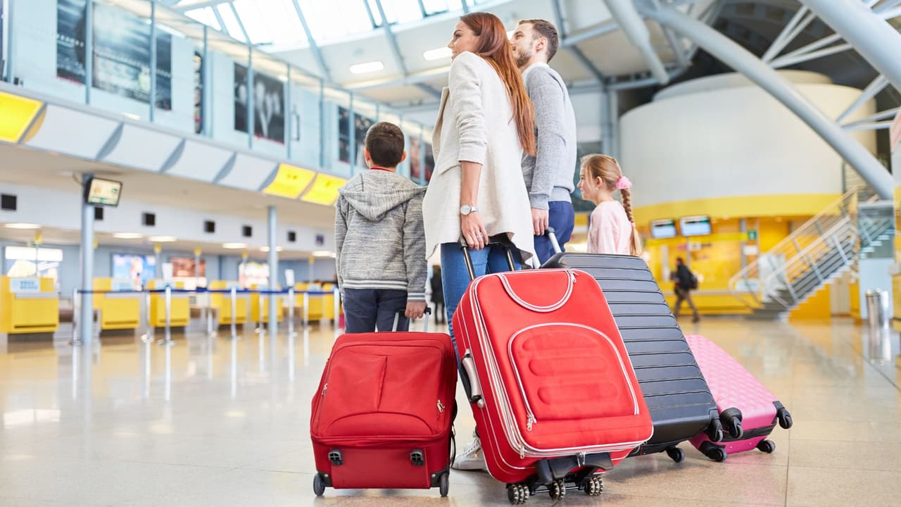 <h3 class="cms-H3-H3">Lo que piden las aerolíneas: prueba de edad </h3>
<br>Aquí está la diferencia importante: aunque la TSA no lo exija, 
<b>las aerolíneas sí pueden pedir un documento para comprobar la edad del menor. </b>
<br>
<b>Bebés y pequeños (menores de 2 años): </b>acta de nacimiento obligatoria. 
<br>
<b>Niños y adolescentes: </b>algunas aerolíneas piden acta de nacimiento, pasaporte para confirmar la edad o ID oficial.
<br>
<b>Menores que viajan solos:</b> las aerolíneas piden acta, pasaporte o ID oficial, además de formularios y datos de los adultos que entregan y reciben al niño.