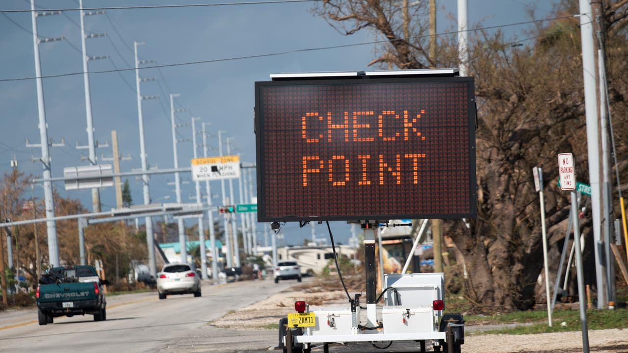 Un sargento estaba en una estación de gasolina, cuando Oliphant estacionó su carro junto a él y fue en ese momento cuando el oficial notó el olor a marihuana.