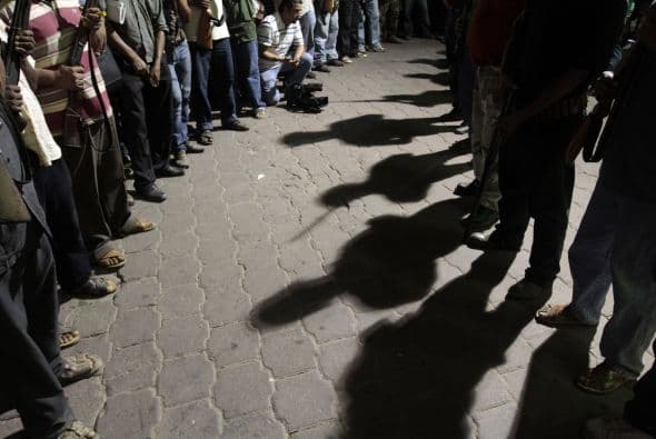 Pero los grupos de autodefensa se han duplicado, pues habitantes del municipio Santos Reyes Nopala, en Oaxaya se armaron con rifles y machetes, Y constituyeron una Policía Comunitaria.