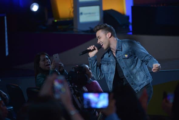 El adorado cantante no perdió la oportunidad de brindar su música y apoyo a los niños discapacitados de Teletón USA