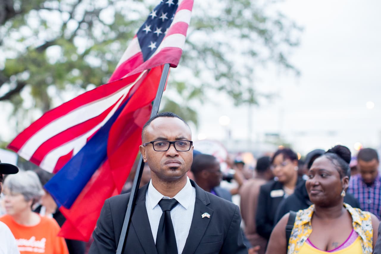 <b>Fandz</b>y
<b>Bernardine</b> tiene 20 años en EEUU. Es un activista de la comunidad en la Pequeña Haití y North Miami. “Es un día especial para los haitianos porque recordamos el dolor y sufrimiento de todo un país en enero de 2010. Las palabras del presidente me hirieron, a mí y a toda la comunidad y aunque hayan querido ocultarlas otros políticos, confirmaron que la forma como Donald Trump se refirió a nosotros, y que no voy a repetir, era cierta. Pero hoy estamos por encima de eso, nuestra mente recuerda a los 300,000 haitianos que perdieron la vida en la tragedia.