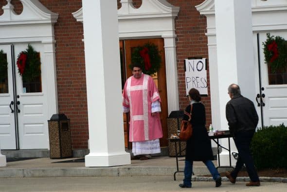 En la cima de la calle que lleva a la escuela podía verse una hilera de pequeños árboles de navidad decorados también con ositos y otros juguetes. "Es para los chicos", dijo una mujer mientras agregaba una guirnalda.