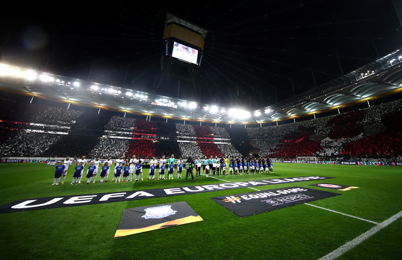 Así eran recibidos los equipos en Alemania. Un marco espectacular en Frankfurt.