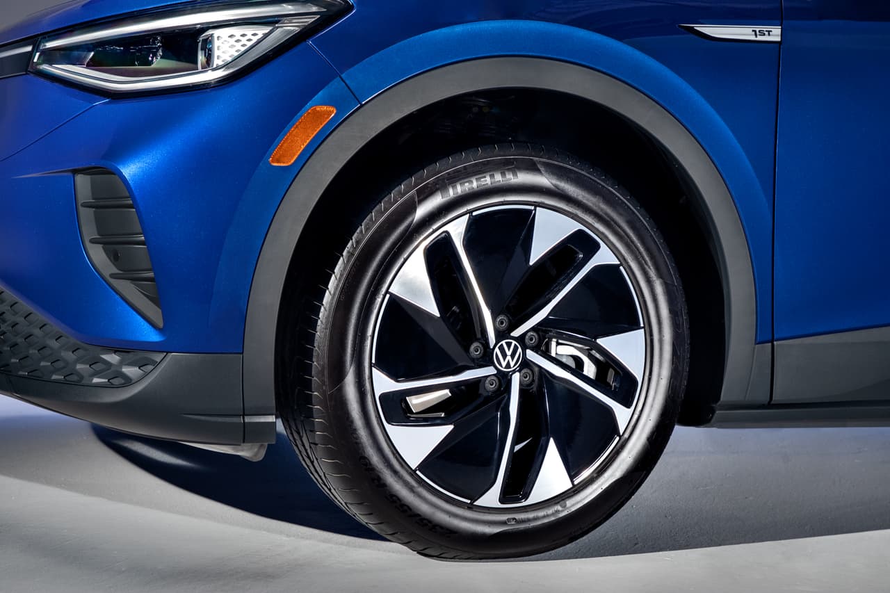 Todas las variantes llegan de serie con rieles en el techo de color negro y rines de aleación de aluminio de 19 pulgadas.