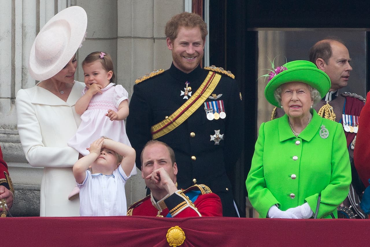 "Si Harry fuera a atacar a la reina de una manera más personal, Carlos cerraría filas con la reina sin lugar a dudas y Harry estaría fuera de combate".
<br>