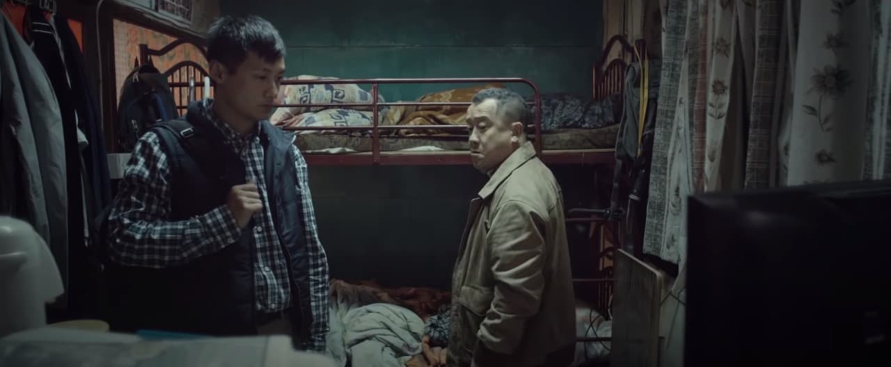 ‘
<b>Mad World’:</b> Un exanalista financiero es diagnosticado con trastorno bipolar y queda bajo el cuidado de su padre tras ser dado de alta de un hospital psiquiátrico.