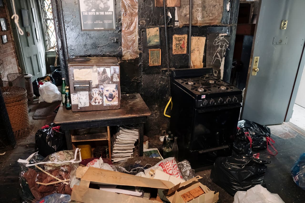 No había muebles, 
<b>ni lavamanos, ni bañera, ni agua caliente ni calefacción,</b> pero tenían dos chimeneas, una estufa e incluso instalaron un fregadero y mobiliario básico.