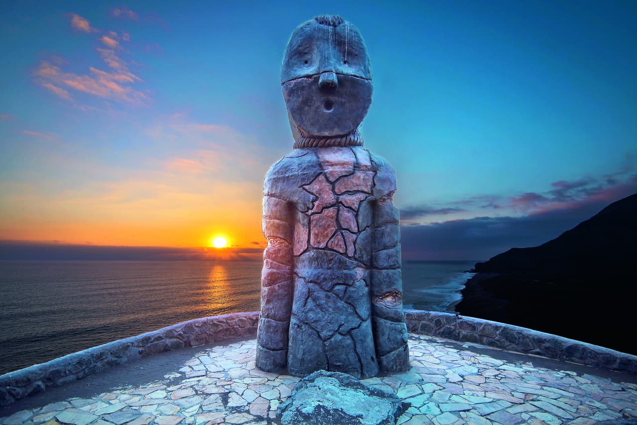 <b>Asentamiento y momificación artificial de la cultura chinchorro, Chile</b>
<br>
<br>Tres sitios arquitectónicos dan testimonio de una cultura de cazadores recolectores marinos que residieron en la árida y hostil costa del desierto de Atacama, en el extremo norte de Chile.
<br>
<br>La cultura chinchorro vivió aproximadamente desde el año 5000 hasta 890 antes de Cristo y dejó abundante evidencia de sus complejas prácticas mortuorias, entre ellas la de momificar los cuerpos de los fallecidos.
<br>
<br>Estas adiciones se realizaron durante la sesión del Comité del Patrimonio Mundial, este año celebrada en línea y presidida desde Fuzhou, China. El grupo de expertos ha estado examinado las nominaciones de 2020 y 2021 y continuará inscribiendo nuevos lugares hasta el 28 de julio.