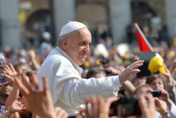 2013- 5 de junio El ser humano está en "peligro" y en el mundo "no manda el hombre, sino el dinero".