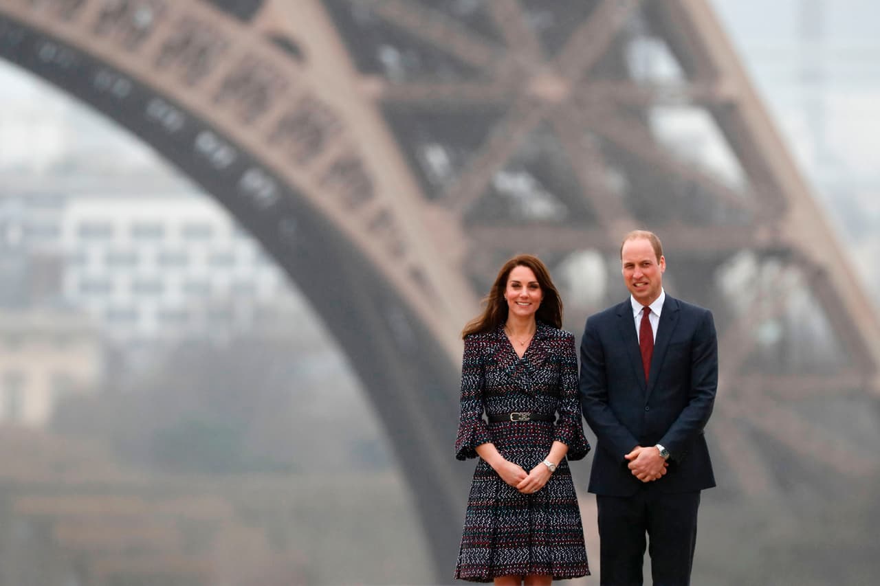 Al día siguiente, la pareja real visitó Les Invalides y el Museo de Orsay. También hablaron con algunas víctimas del ataque terrorista en el teatro Bataclan.
