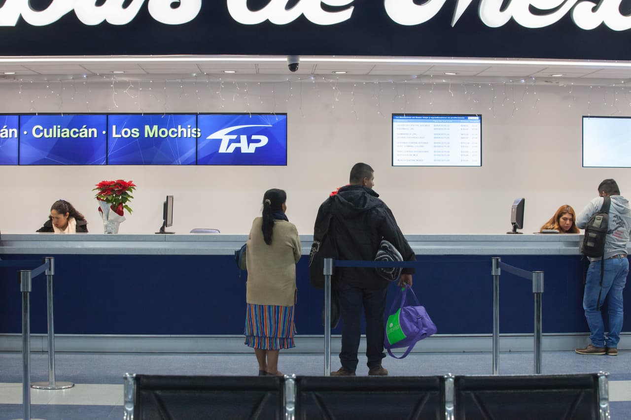 Doris y Carlos esperan en la central de autobuses de Guadalajara para tomar el camión que los lleve de regreso a García, Nuevo León.