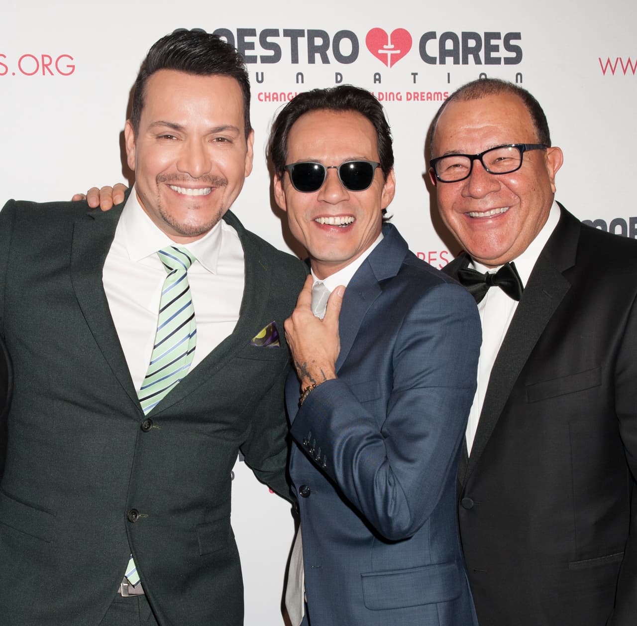 Los cantantes junto a Henry Cárdenas.